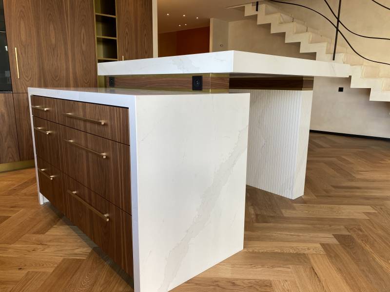 Cuisine haut de gamme décor laiton et plan de travail sur mesure en silestone calacatta Gold