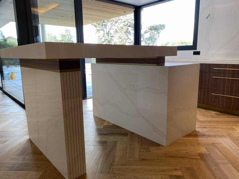 Cuisine laiton et bois noble noyer sur mesure design