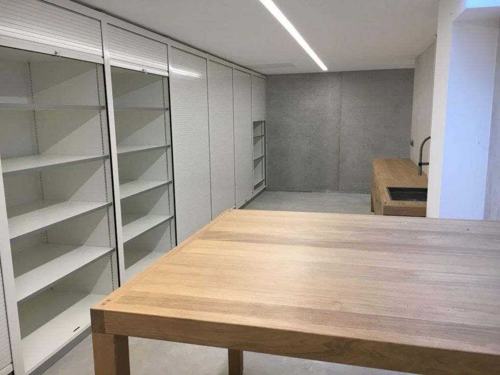 Armoire de rangement avec rideau roulant