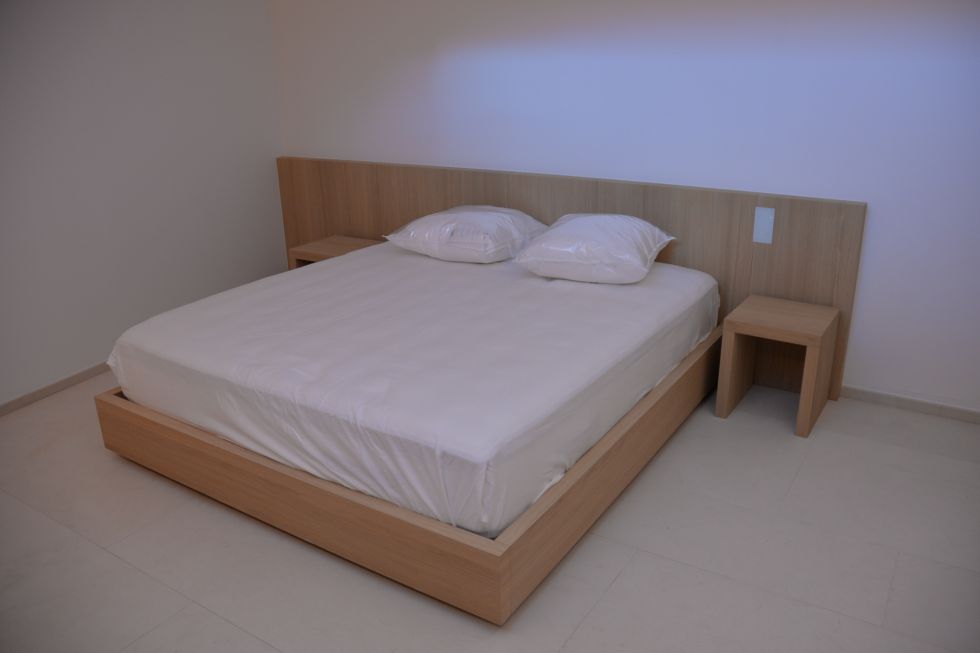 tête de lit avec deux chevets