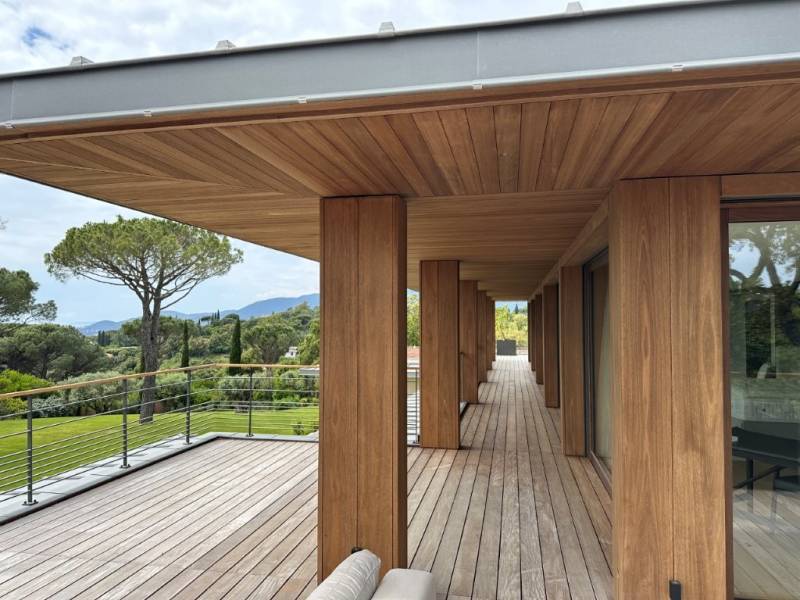 Conception et réalisation d’une terrasse en Red Grandis sur mesure