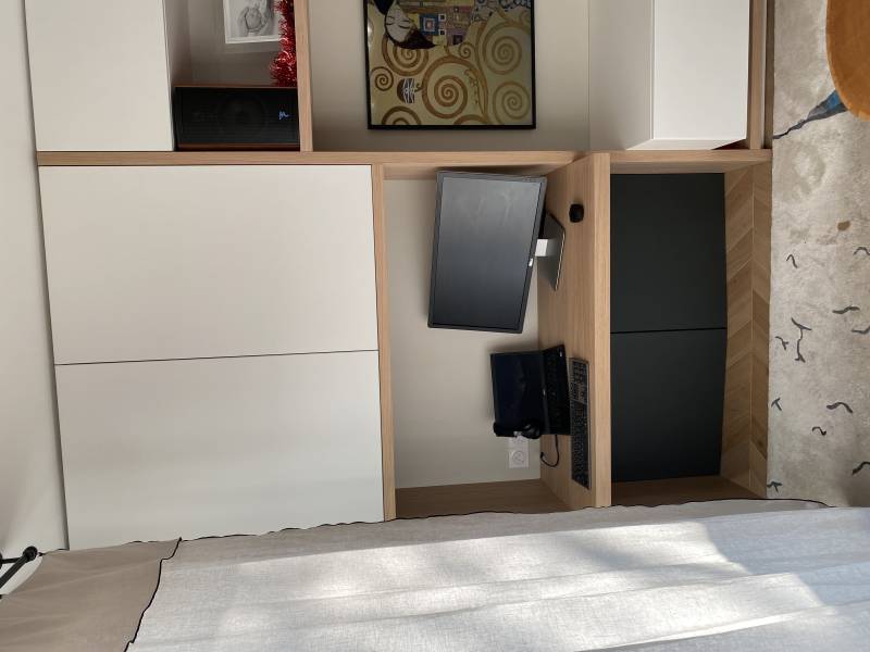Conception d'un bureau sur mesure pour optimiser l'espace à Marseille