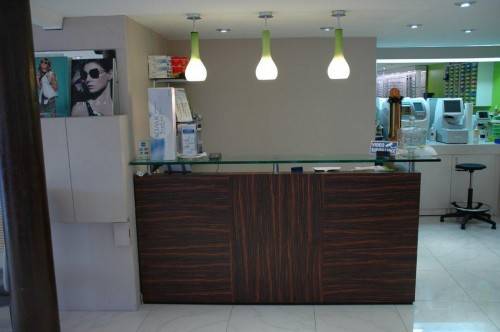 Agencement et création de mobilier sur mesure pour magasin d'optique à Marseille Vieux POrt