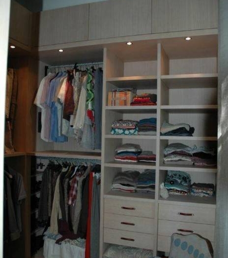 Dressing avec étagères