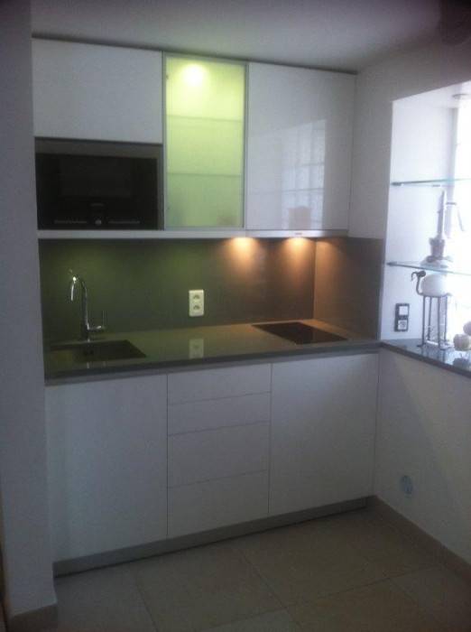 Cuisine en stratifié Color Core et Plans de travail en pierre