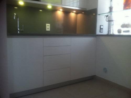 Cuisine en stratifié Color Core et Plans de travail en pierre