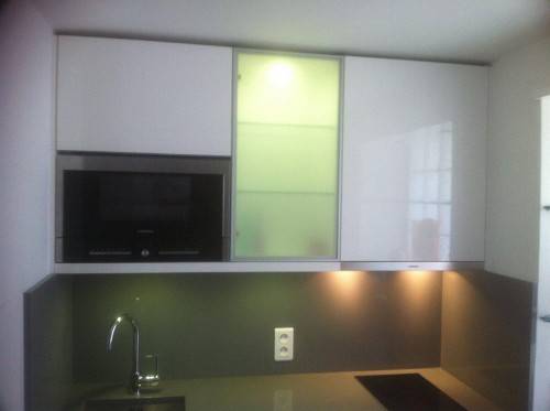 Cuisine en stratifié Color Core et Plans de travail en pierre