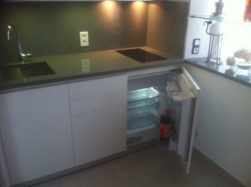 Cuisine en stratifié Color Core et Plans de travail en pierre