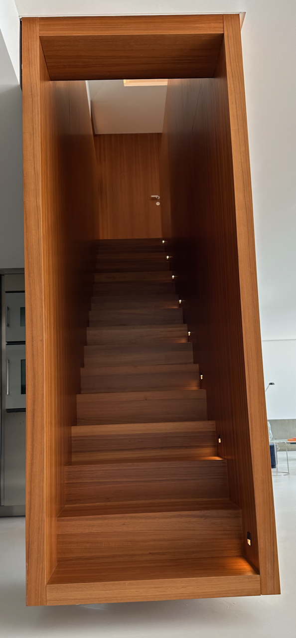 Création et pose d’un escalier flottant en bois de Birmanie à Marseille