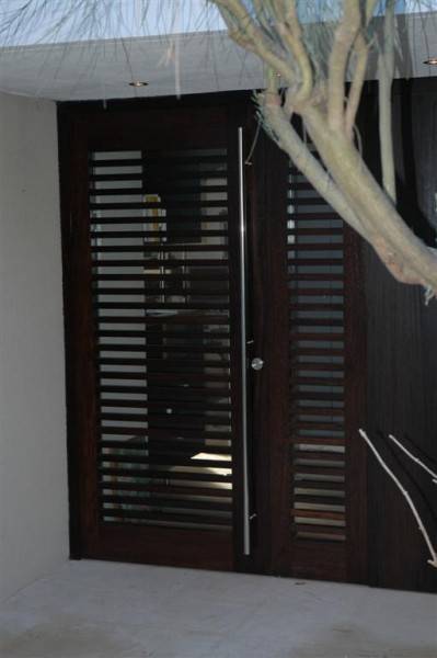 Porte d'entrée sur mesure Wengé persiennée et vitrée dans la région