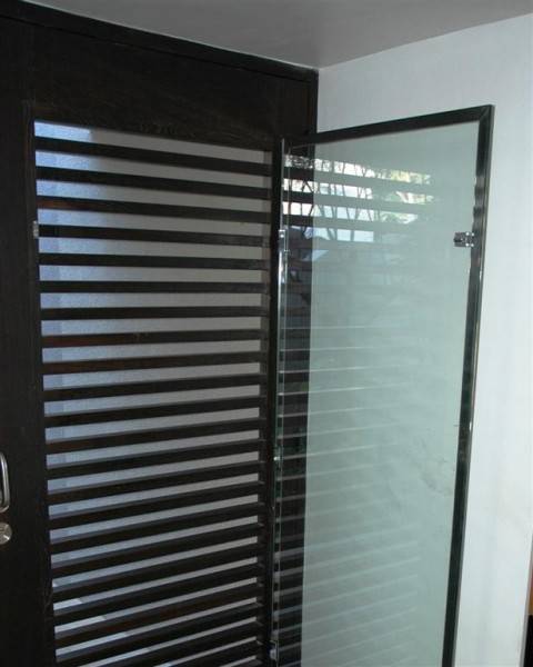 Porte d'entrée sur mesure Wengé persiennée et vitrée