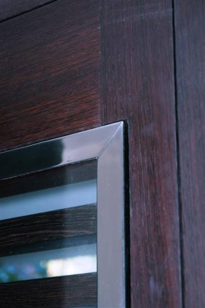 Porte d'entrée sur mesure Wengé persiennée et vitrée