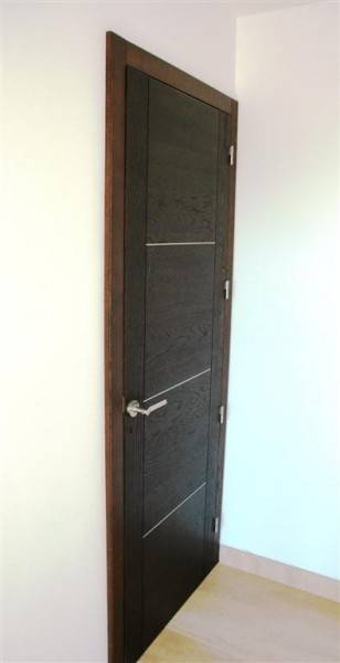 Porte d'entrée en Chêne teinté Wengé avec filets inox